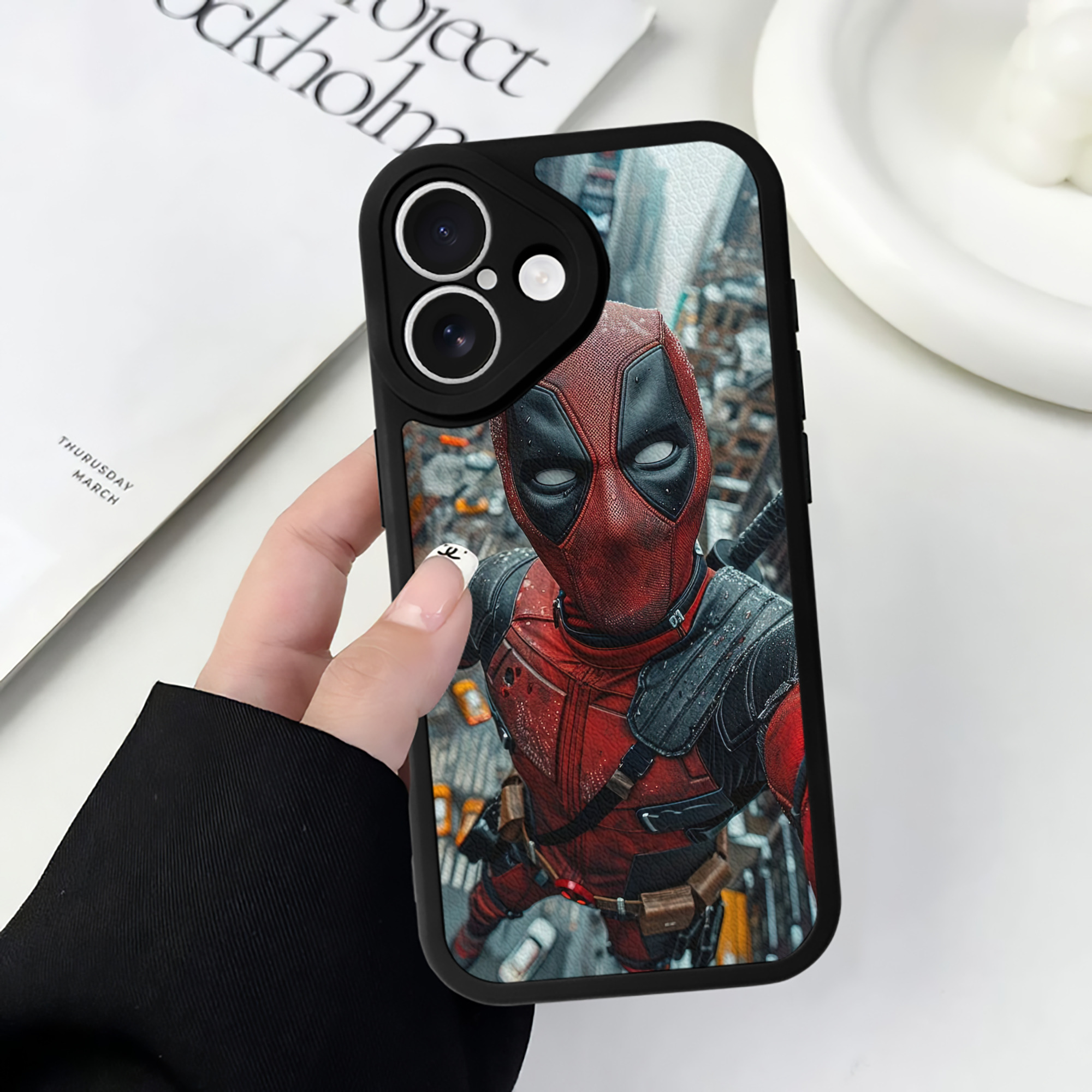 （画像用） Deadpool デッドプール 【iPhone 16シリーズ対応】シリコンスマホケース（レザー調） 材質：シリコン